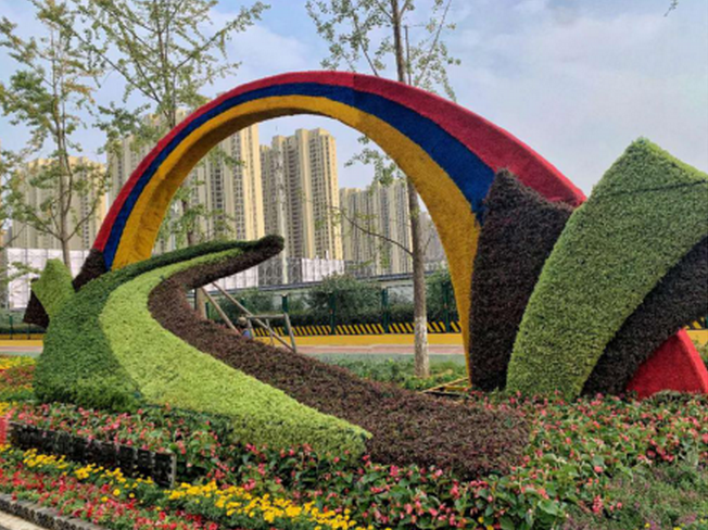 造型各异的主题绿雕整齐摆放着等园区重点区域,路口沣河森林地铁口